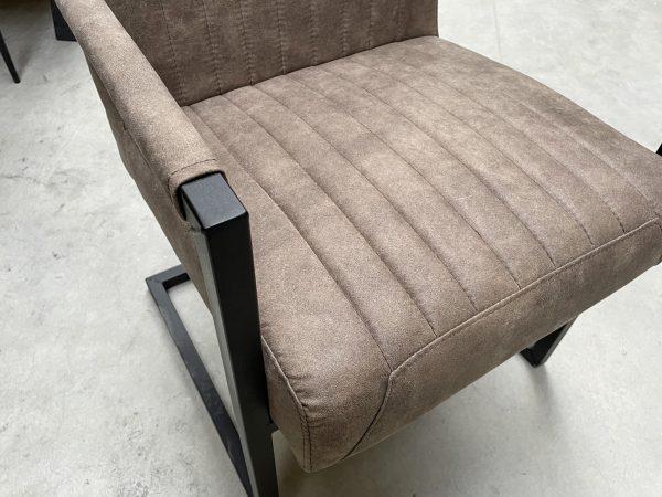 Stoel Ric Taupe 38. Mooie moderne stoelen met zwart gepoedercoat frame en verkrijgbaar in de kleuren taupe, groen en antraciet. Ook leuke 3, 4 en 5-zits eetkamerbankjes bijpassend te verkrijgen bij Bouwie
