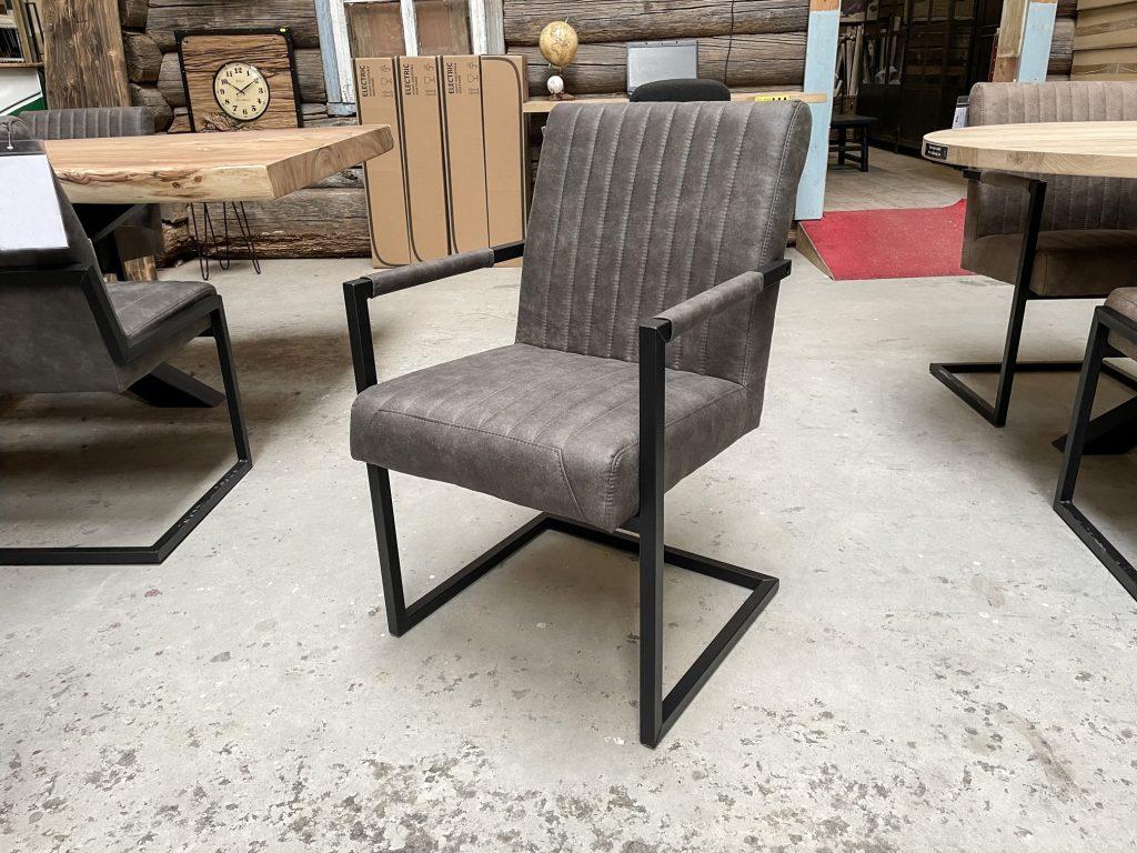Stoel Ric Antraciet 96. Mooie moderne stoelen met zwart gepoedercoat frame en verkrijgbaar in de kleuren taupe, groen en antraciet. Ook leuke 3, 4 en 5-zits eetkamerbankjes bijpassend te verkrijgen bij Bouwie