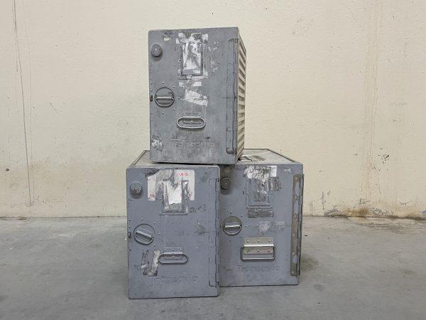 Transavia flight-cases. Originele catering containers. Mooie kistjes die leuk zijn als nachtkastje / bijzettafeltje enz. Bij Bouwie op voorraad