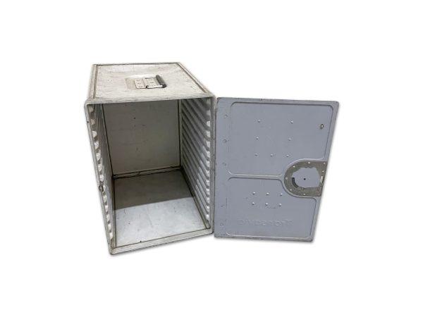 Transavia flight-cases. Originele catering containers. Mooie kistjes die leuk zijn als nachtkastje / bijzettafeltje enz. Bij Bouwie op voorraad